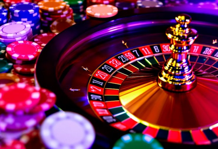 Aplikasi mobile 303 slot menampilkan meja dealer langsung blackjack dan roulette